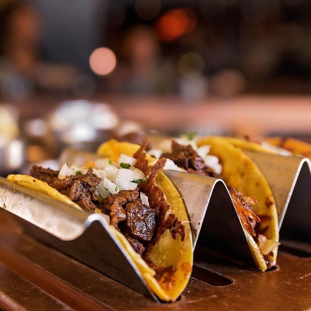 Steak tacos with a 👏 FRIED CHEESE CRUST👏
📷: : @esculentbymsp